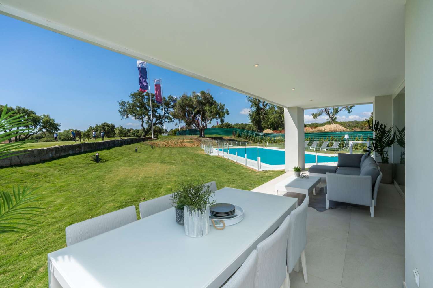 Sotogrande, une enclave qui évoque le luxe et la distinction, offre un cadre incomparable pour votre maison