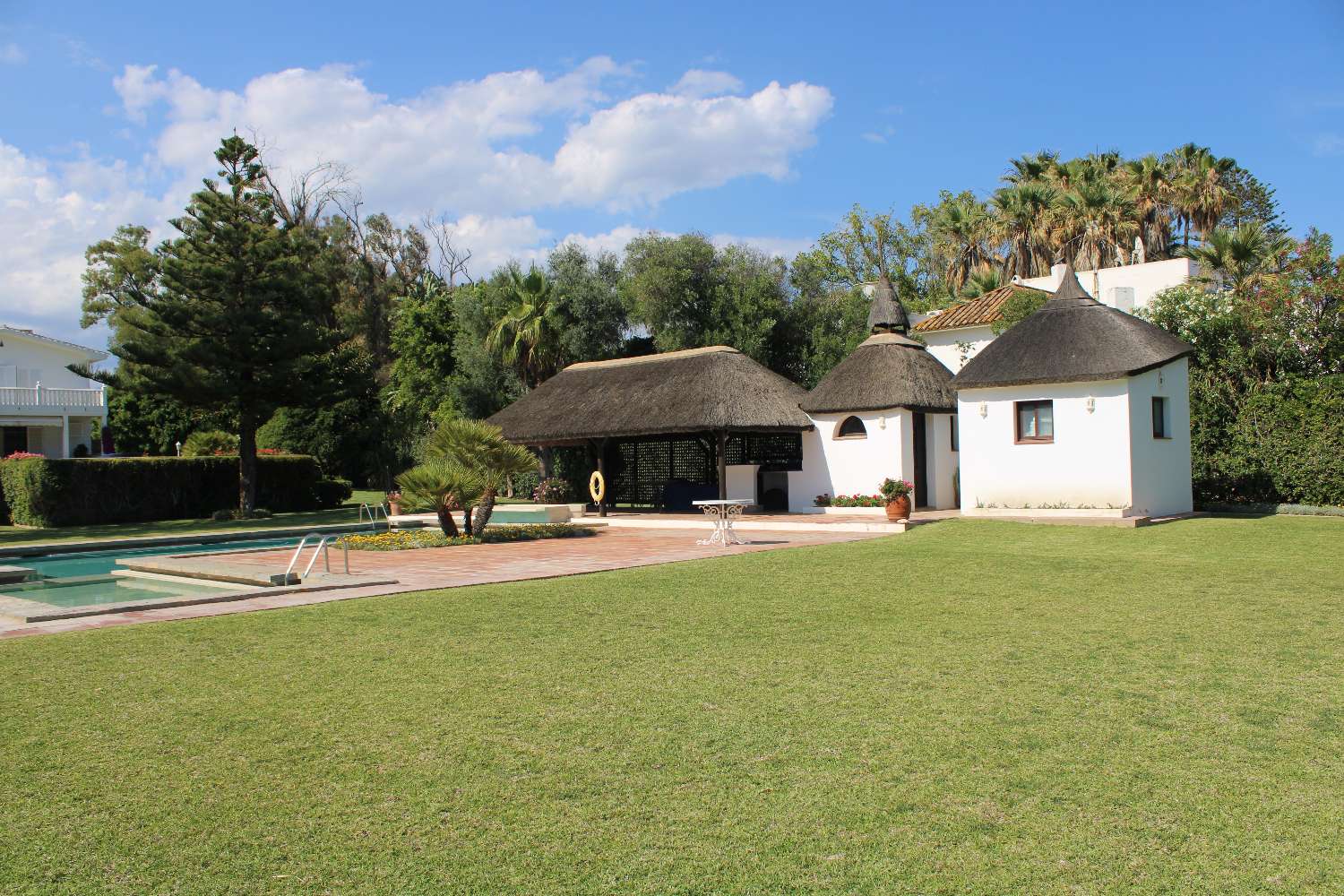 Casa excepcional ofrece una combinación única de elegancia, comodidad y acceso directo a la playa, creando un entorno ideal para disfrutar de la vida coste