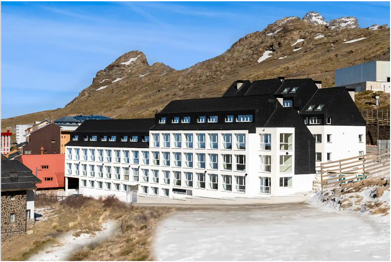 C’est l’un des rares nouveaux complexes de la Sierra Nevada. Un refuge unique, où la neige tisse des expériences inoubliables.