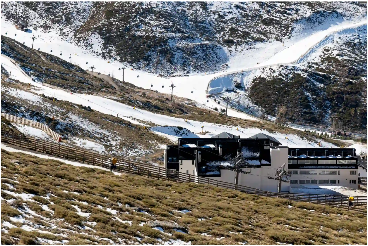 Es ist einer der wenigen neuen Komplexe in der Sierra Nevada. Ein einzigartiges Refugium, in dem der Schnee unvergessliche Erlebnisse bietet.