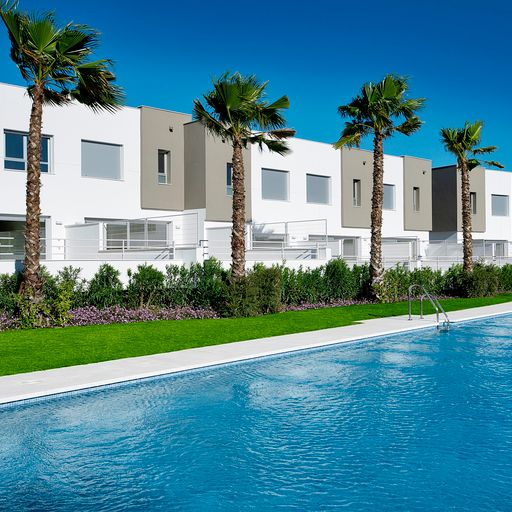 Discover modern townhouses available for sale in Estepona, Málaga, in the heart of the Costa del Sol