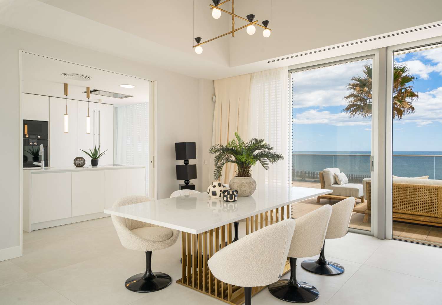 It is a privileged project on the beachfront, Estepona