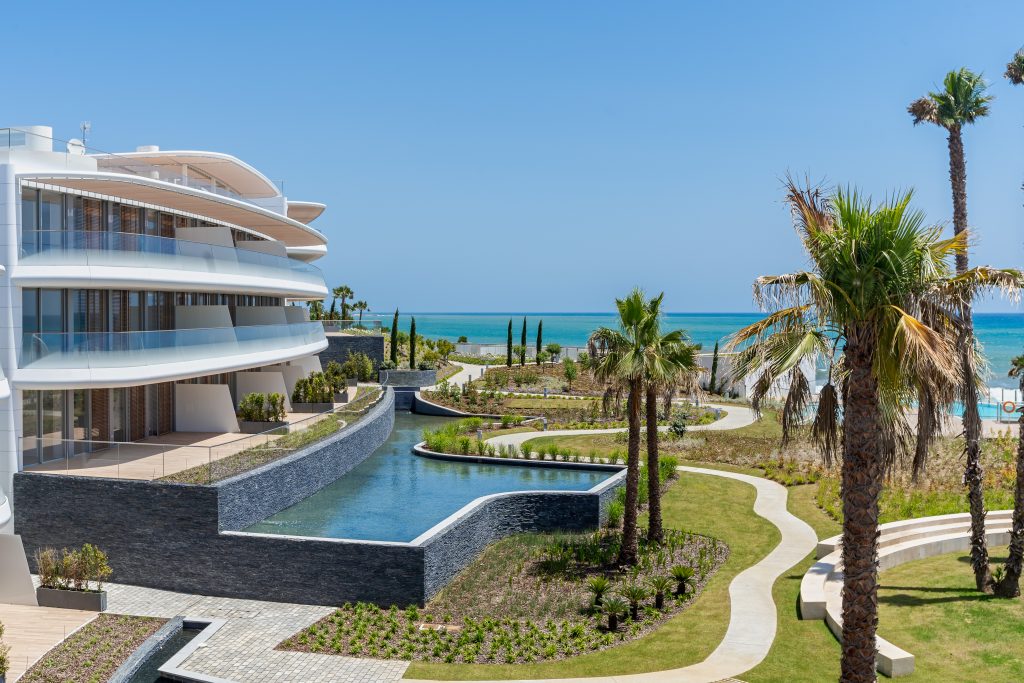 It is a privileged project on the beachfront, Estepona