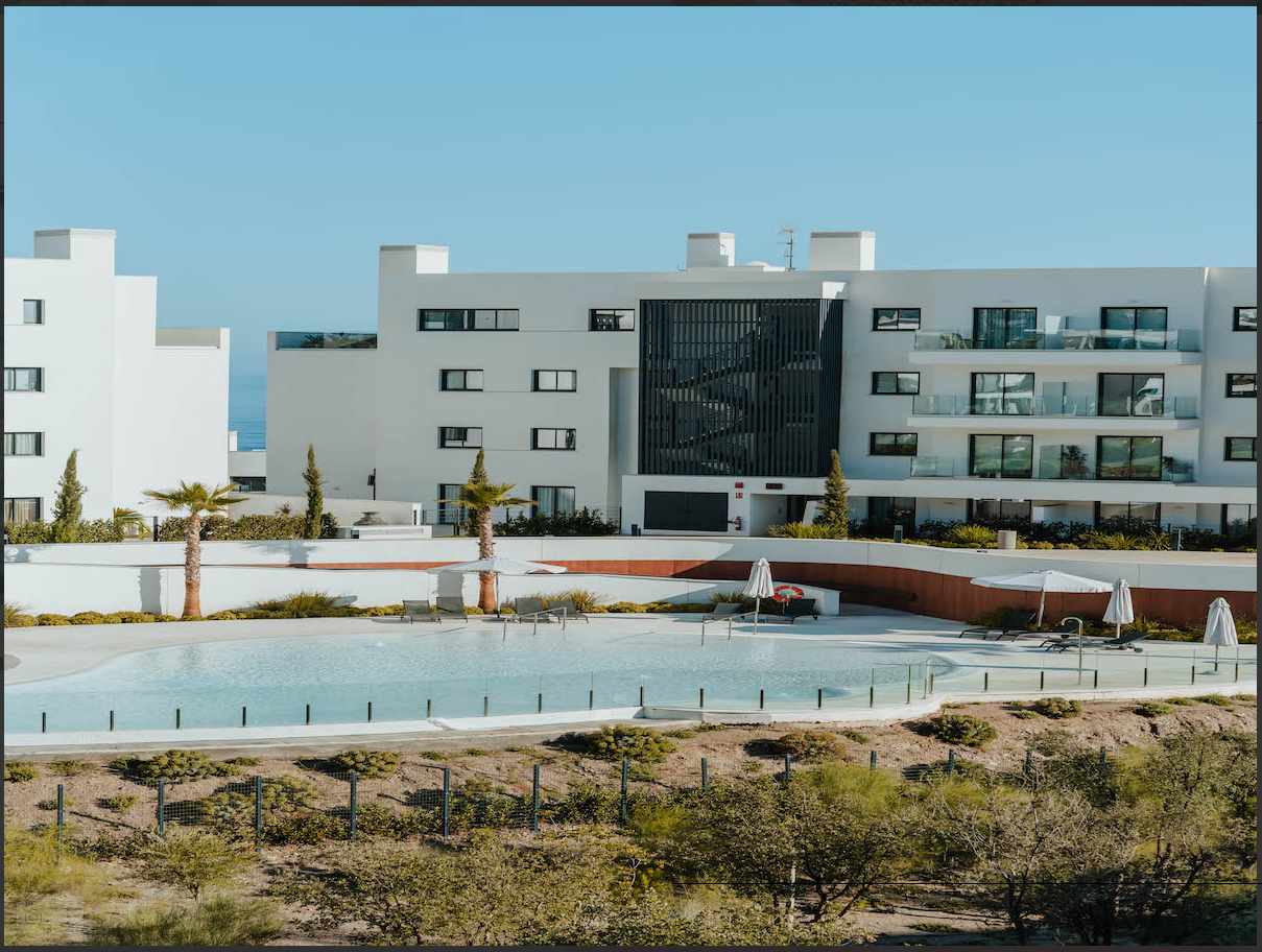 TOURISTISCHE VERMIETUNG. Dieses anspruchsvolle Apartment mit 2 Schlafzimmern und 2 Bädern bietet Eleganz, Komfort und Bequemlichkeit