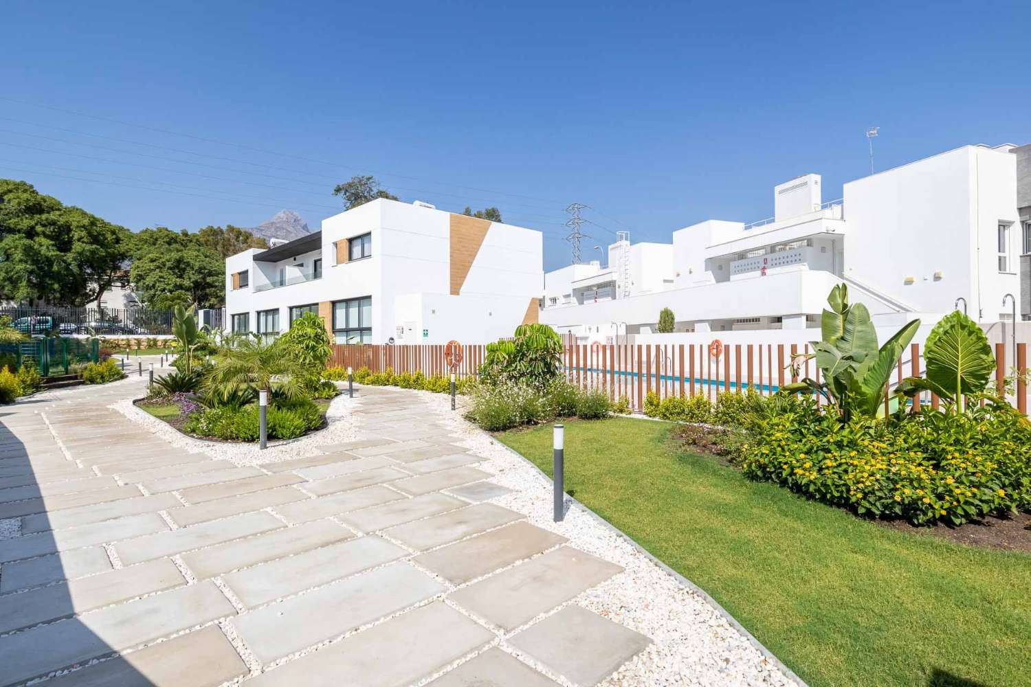 Casa adosada contemporánea con un gran potencial de alquiler en Nueva Andalucía, Marbella