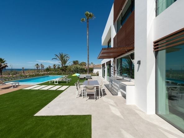 Favolosa villa contemporanea fronte mare con accesso diretto alla spiaggia sul New Golden Mile