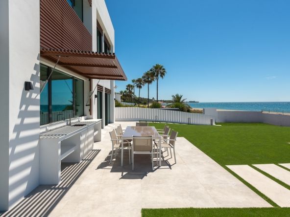 Fabelhafte, moderne Strandvilla mit direktem Zugang zum Strand an der Neuen Goldenen Meile