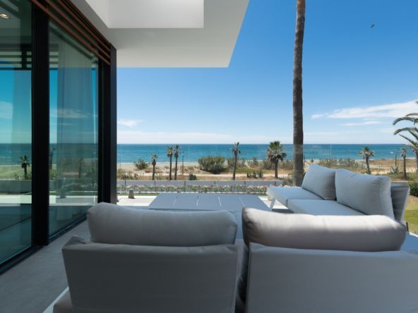 Fabulosa villa contemporánea frente al mar con acceso directo a la playa en la Nueva Milla de Oro