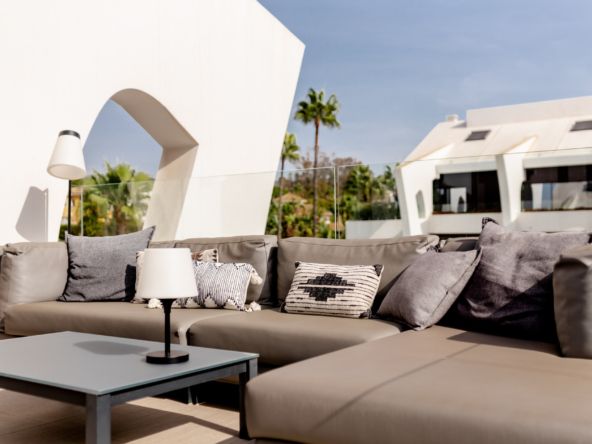 Elegant beachside penthouse in Marbella