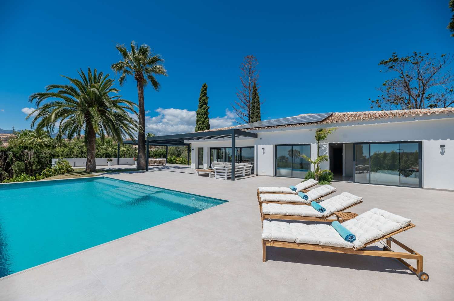 Spektakulær moderne en-etagers villa med panoramaudsigt over havet, Elviria, Marbella