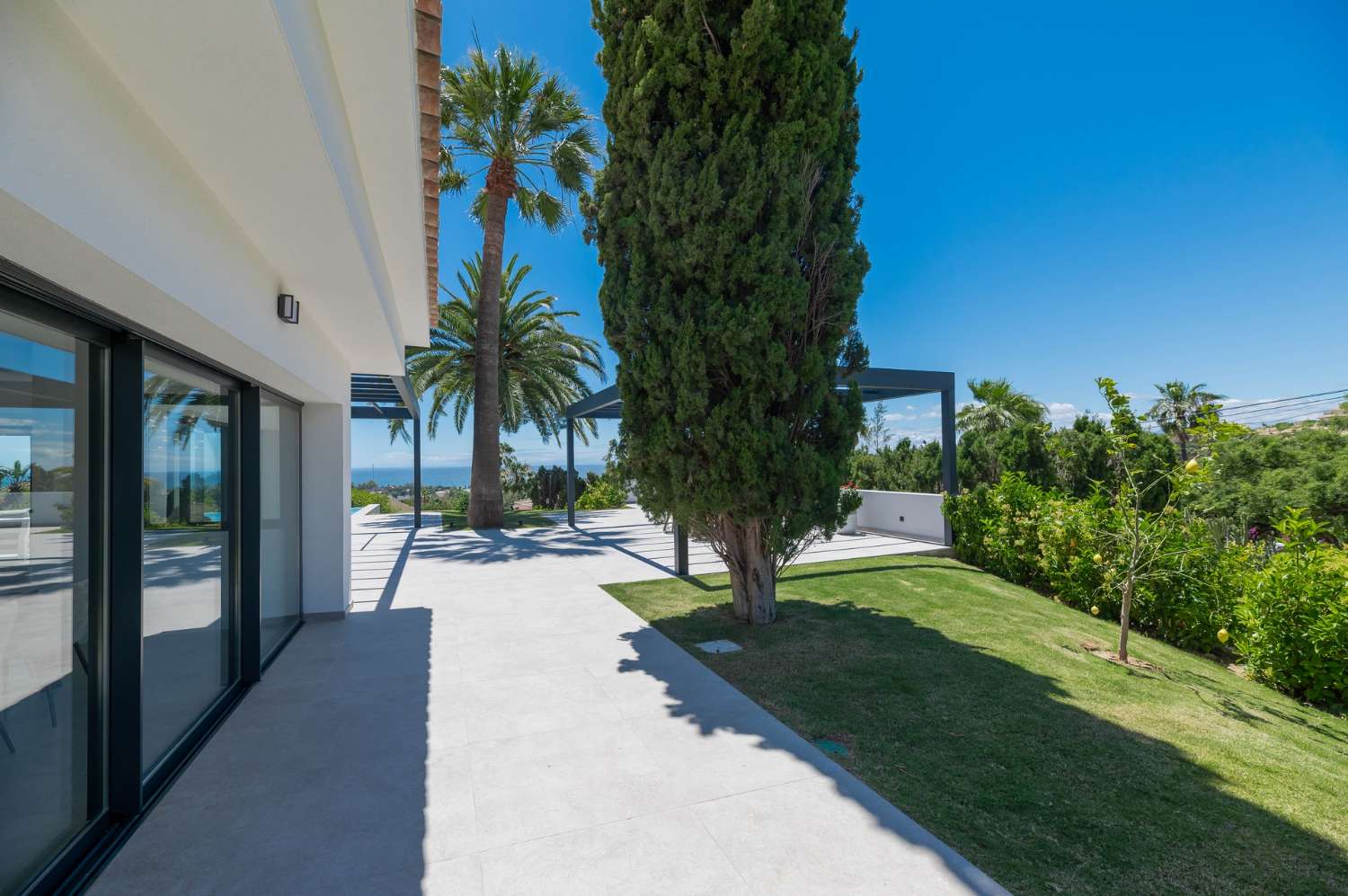 Spektakulær moderne en-etagers villa med panoramaudsigt over havet, Elviria, Marbella