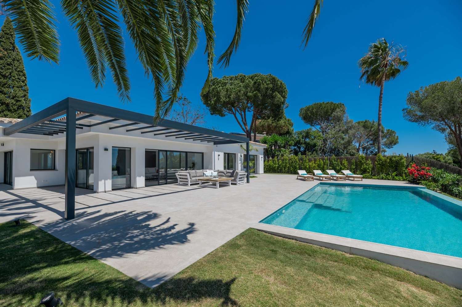 Spektakulær moderne en-etagers villa med panoramaudsigt over havet, Elviria, Marbella