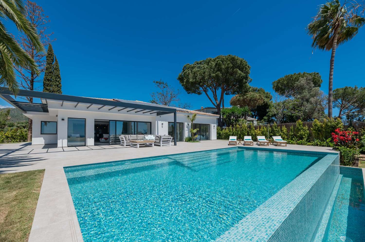 Velkolepá moderní jednopodlažní vila s panoramatickým výhledem na moře, Elviria, Marbella