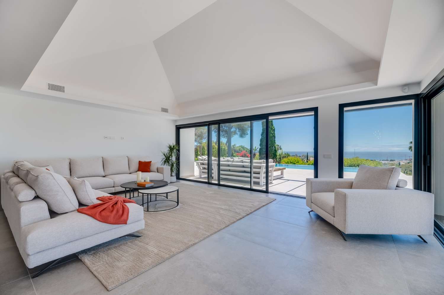 Spettacolare villa contemporanea a un piano con vista panoramica sul mare, Elviria, Marbella