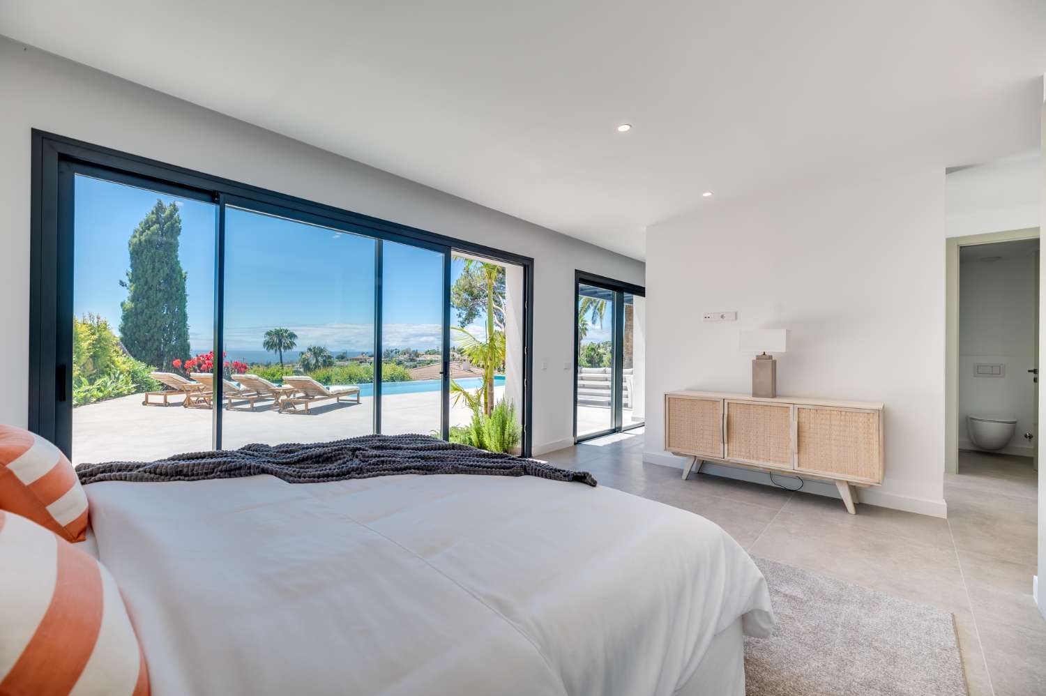 Spektakulær moderne en-etagers villa med panoramaudsigt over havet, Elviria, Marbella