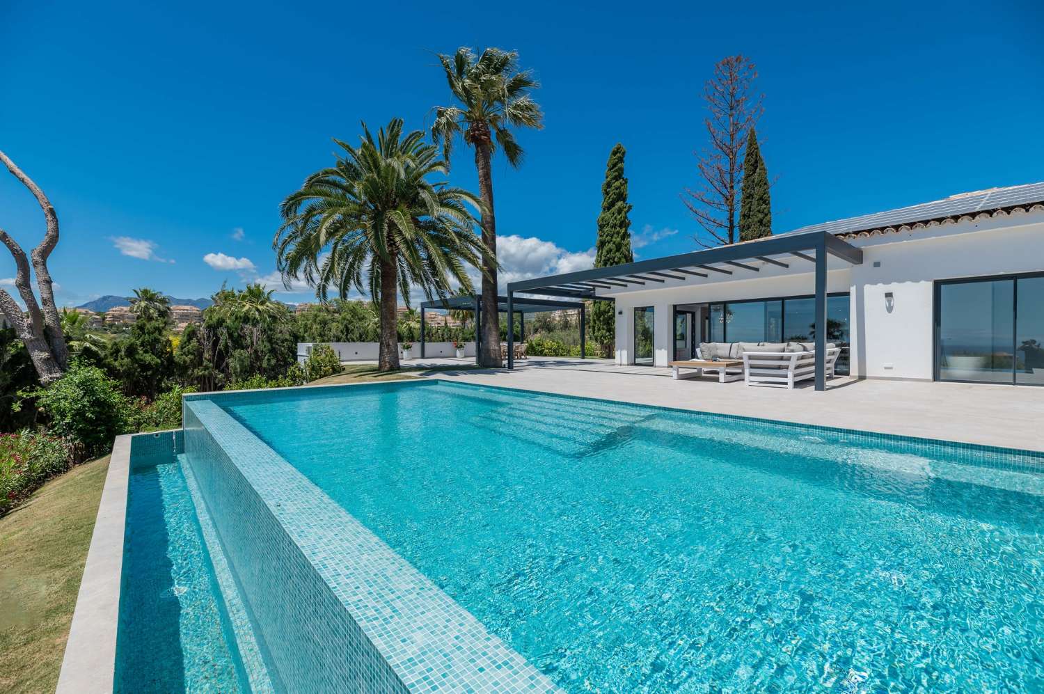 Spektakuläre zeitgenössische einstöckige Villa mit Panoramablick auf das Meer, Elviria, Marbella