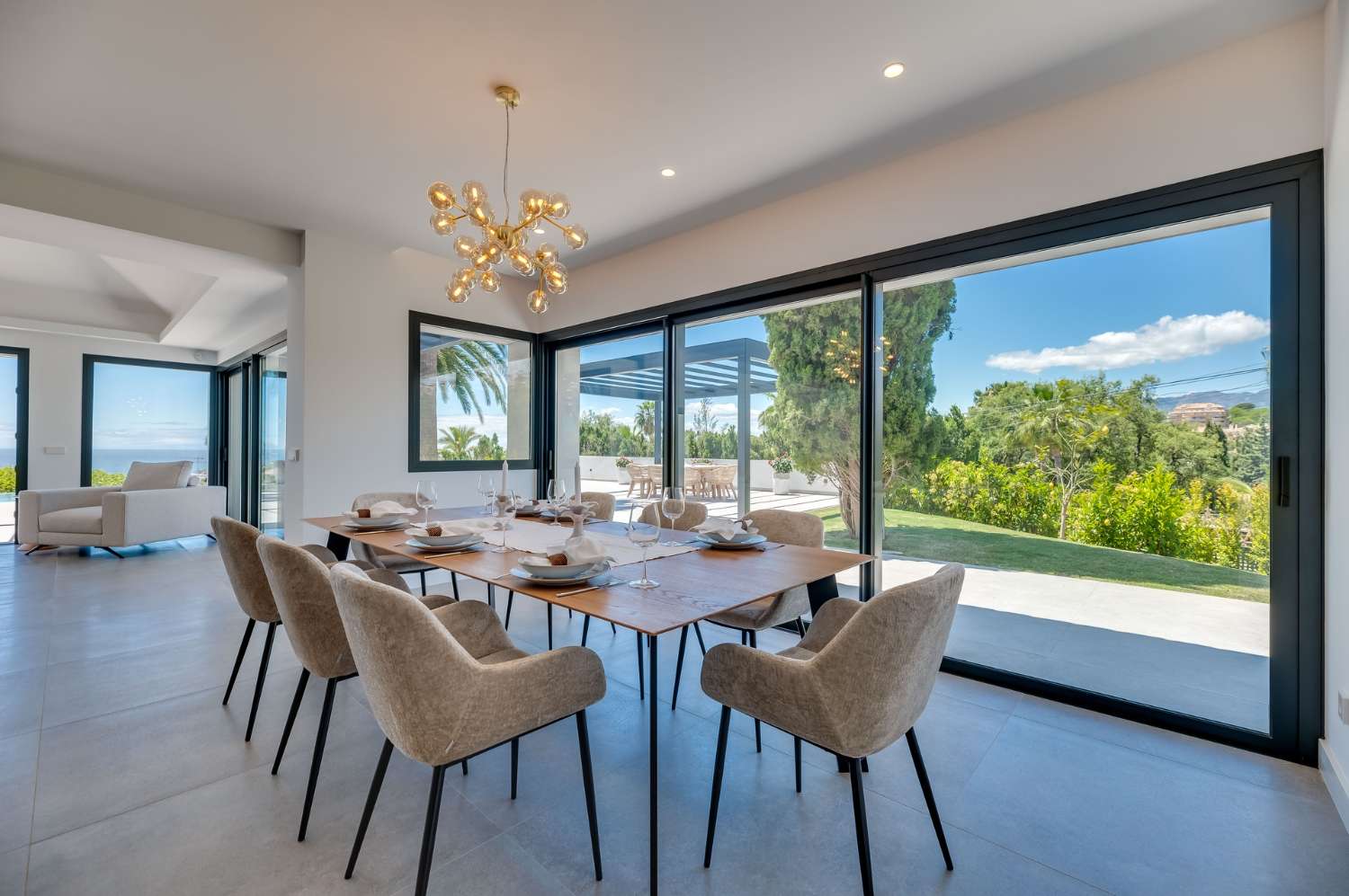 Spektakulær moderne en-etagers villa med panoramaudsigt over havet, Elviria, Marbella