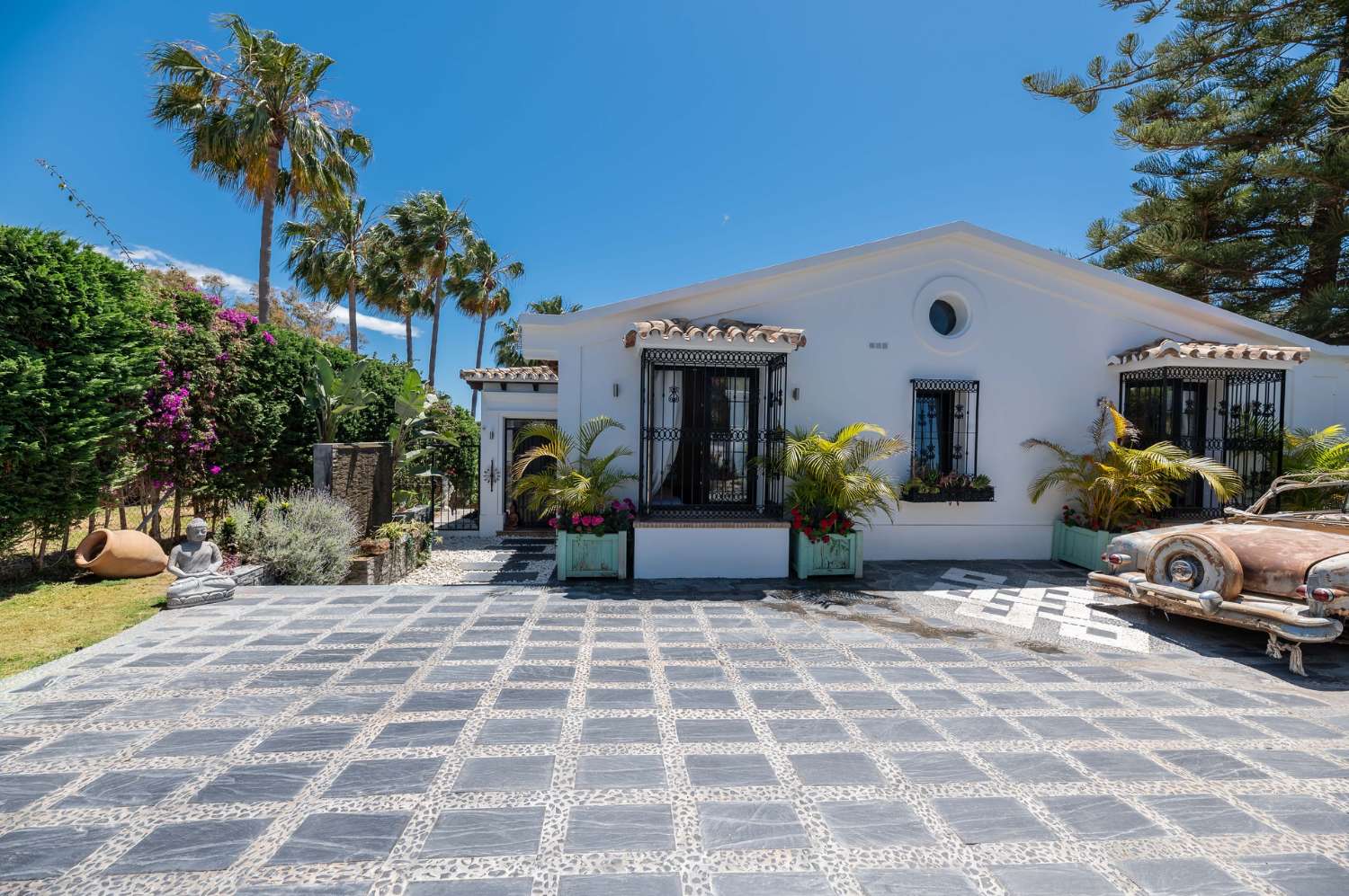 Luxuriöse Strandvilla mit 5 Schlafzimmern in Marbesa, Elviria