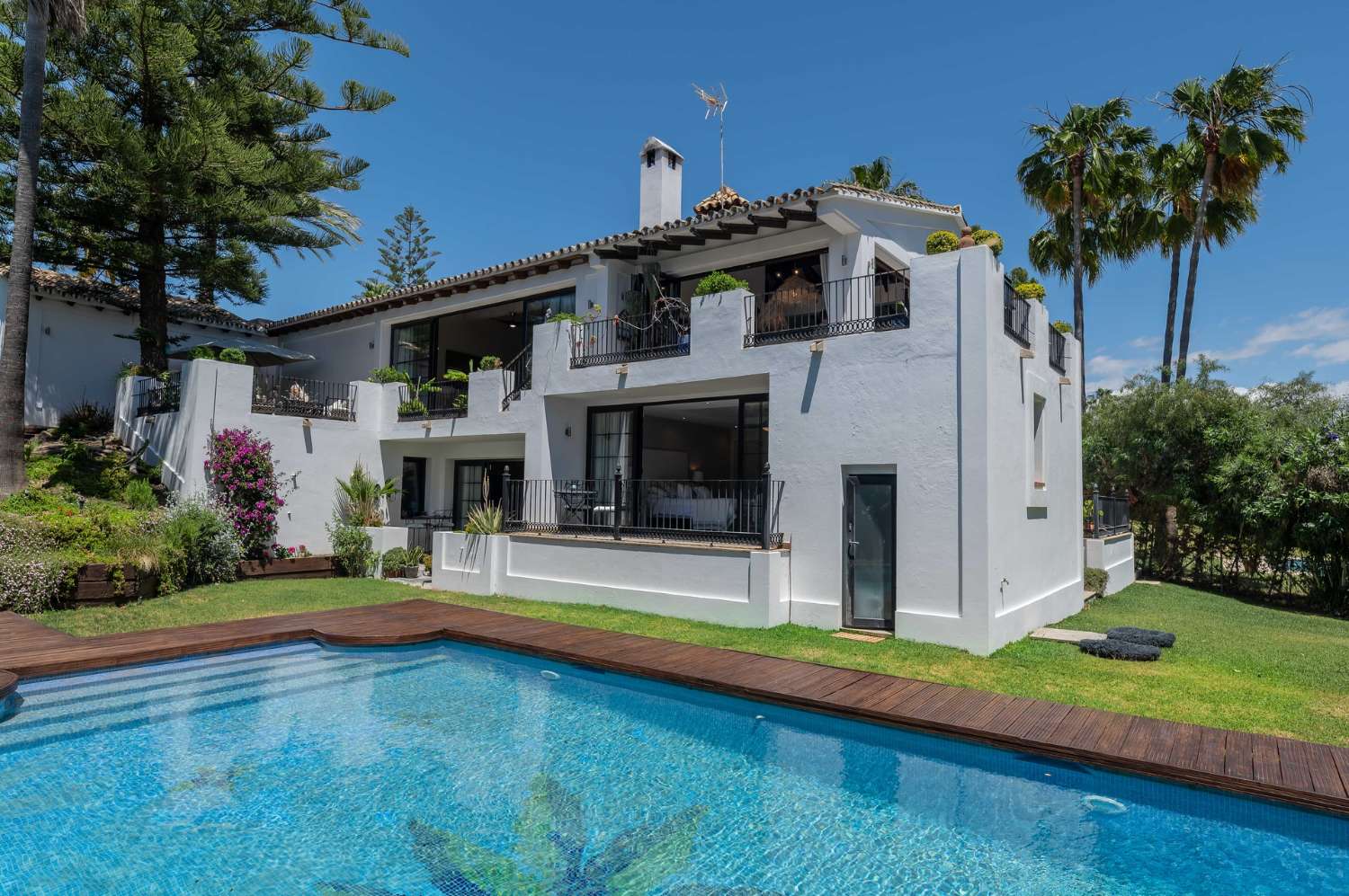 Luxury beachside villa with 5 bedrooms in Marbesa, Elviria