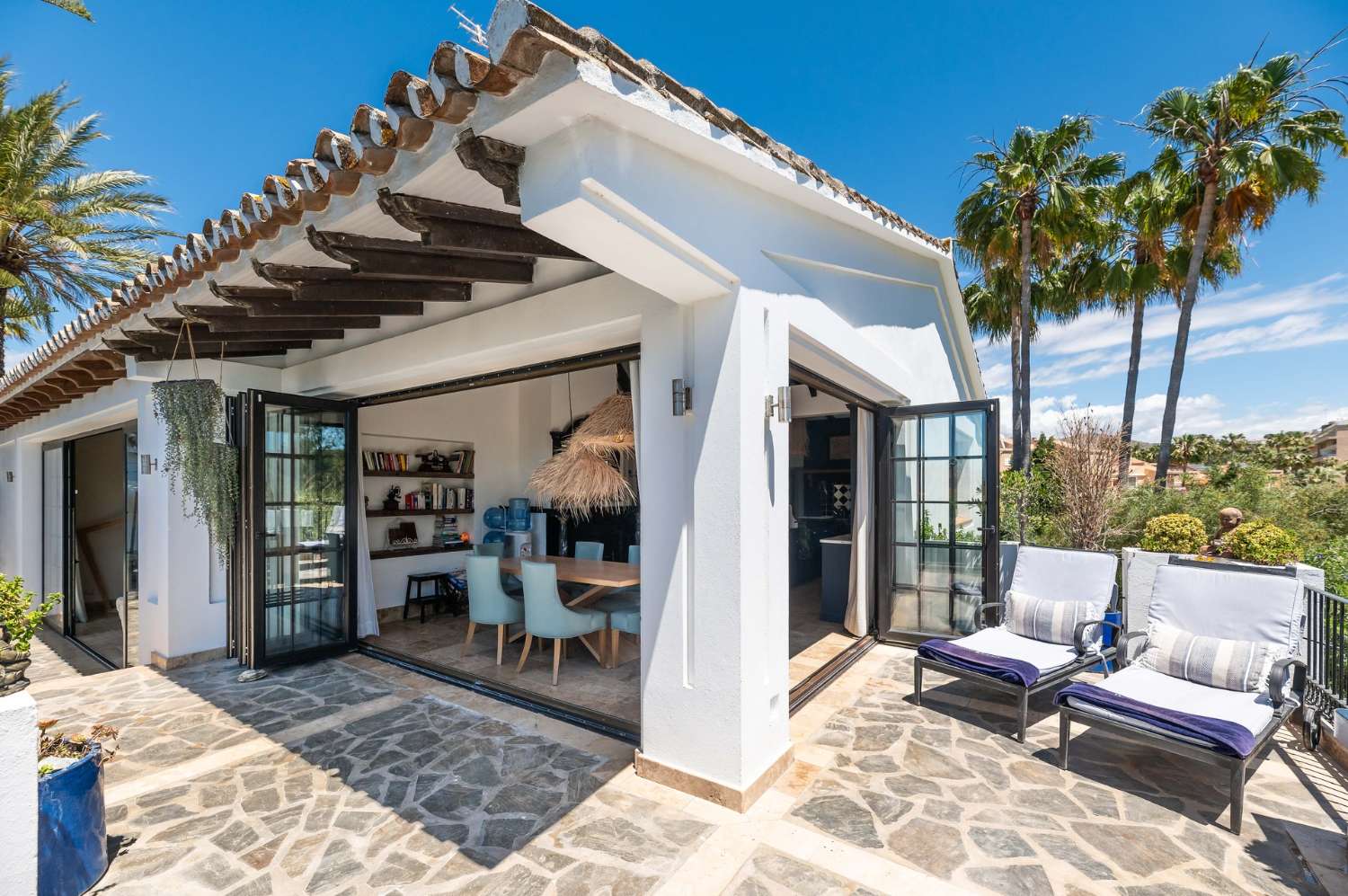 Luxuriöse Strandvilla mit 5 Schlafzimmern in Marbesa, Elviria