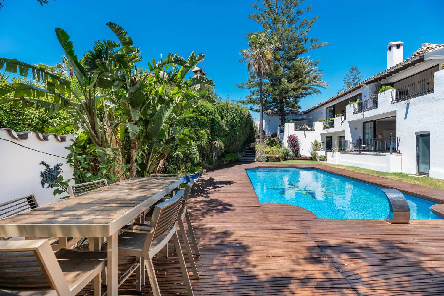 Luxuriöse Strandvilla mit 5 Schlafzimmern in Marbesa, Elviria