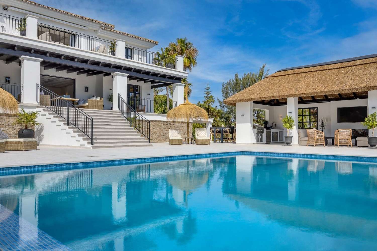 Villa-Villa myytävänä läsnä Elviria, Marbella