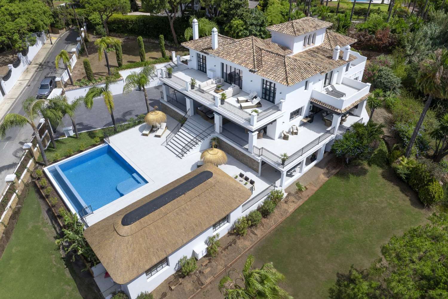 Villa-Villa myytävänä läsnä Elviria, Marbella