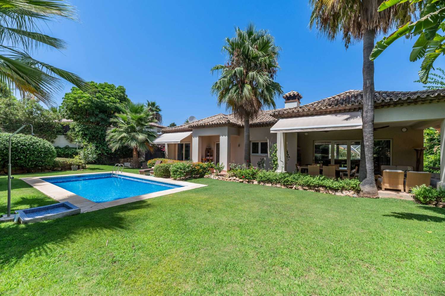 Located in the exclusive golf valley of Nueva Andalucía