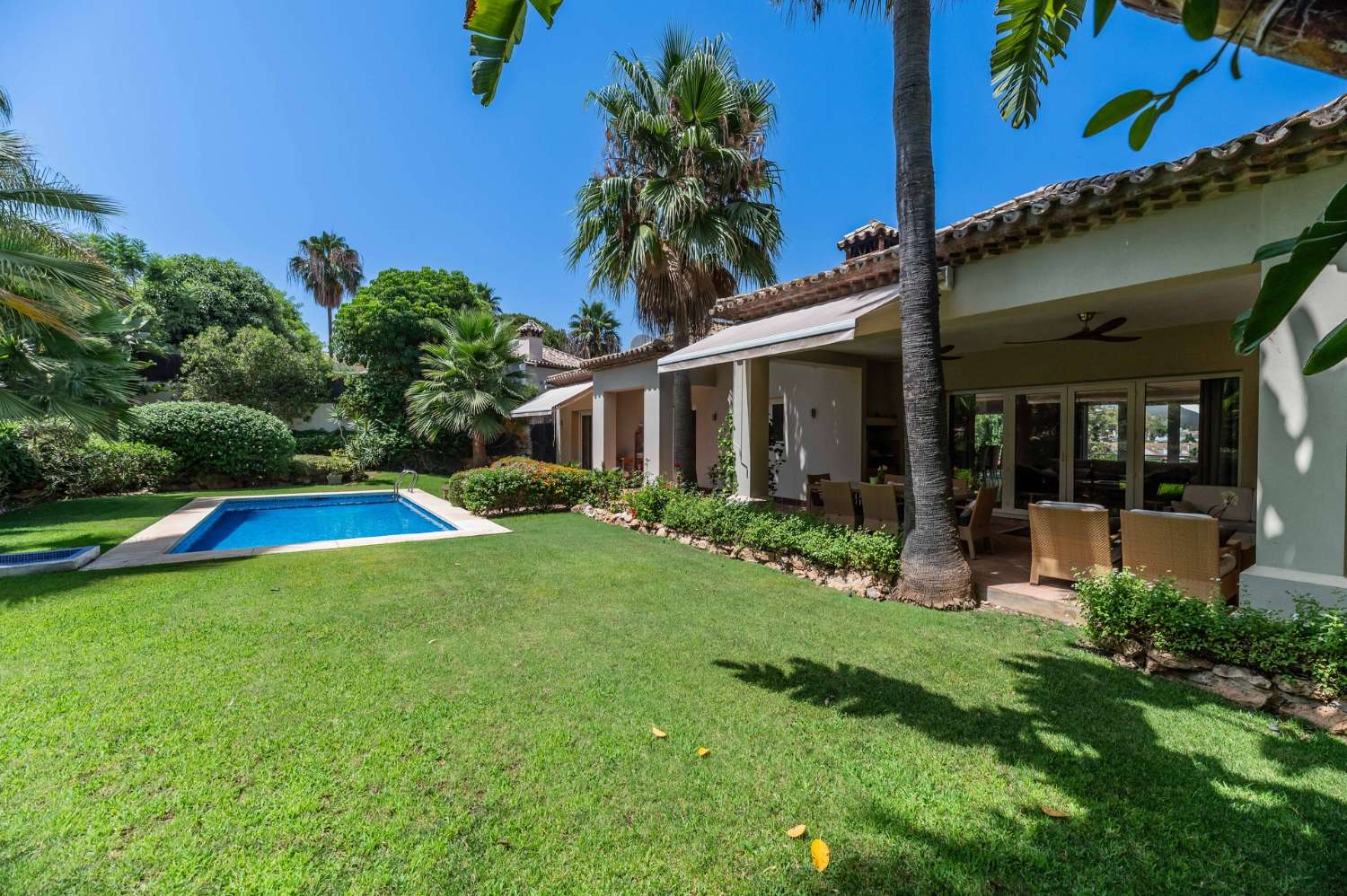 Located in the exclusive golf valley of Nueva Andalucía