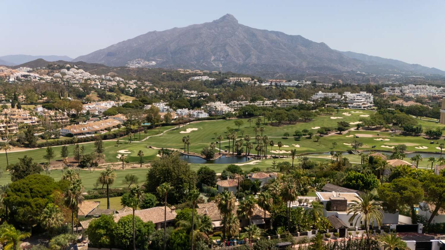 Situato nell'esclusiva valle del golf di Nueva Andalucía