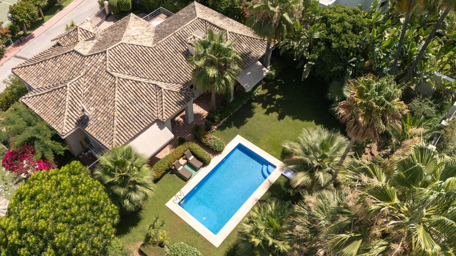 Located in the exclusive golf valley of Nueva Andalucía