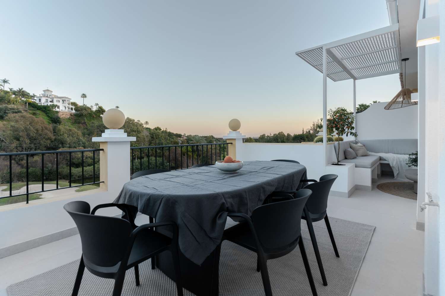 Vacker lägenhet med panoramautsikt över havet i La Quinta, Benahavis