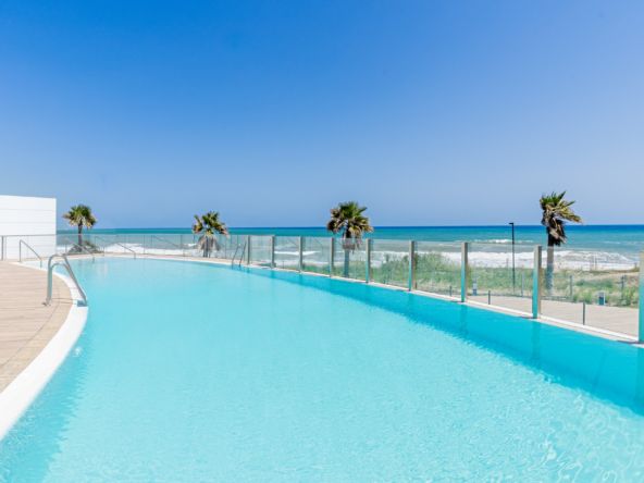 Luxe appartement met 3 slaapkamers aan het strand in Estepona