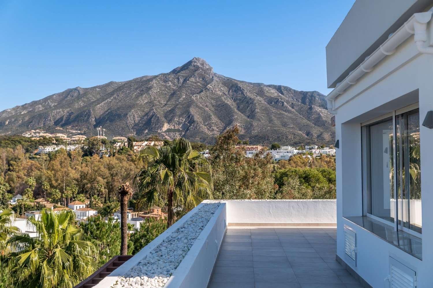 Immaculately newly finished penthouse with 360º views in the renowned golf valley