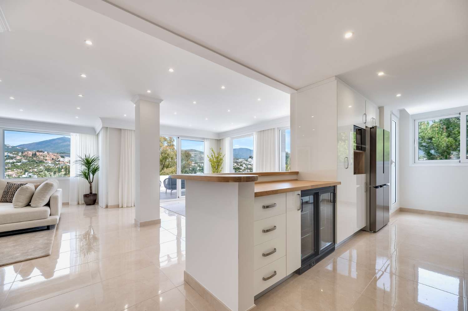 Immaculately newly finished penthouse with 360º views in the renowned golf valley