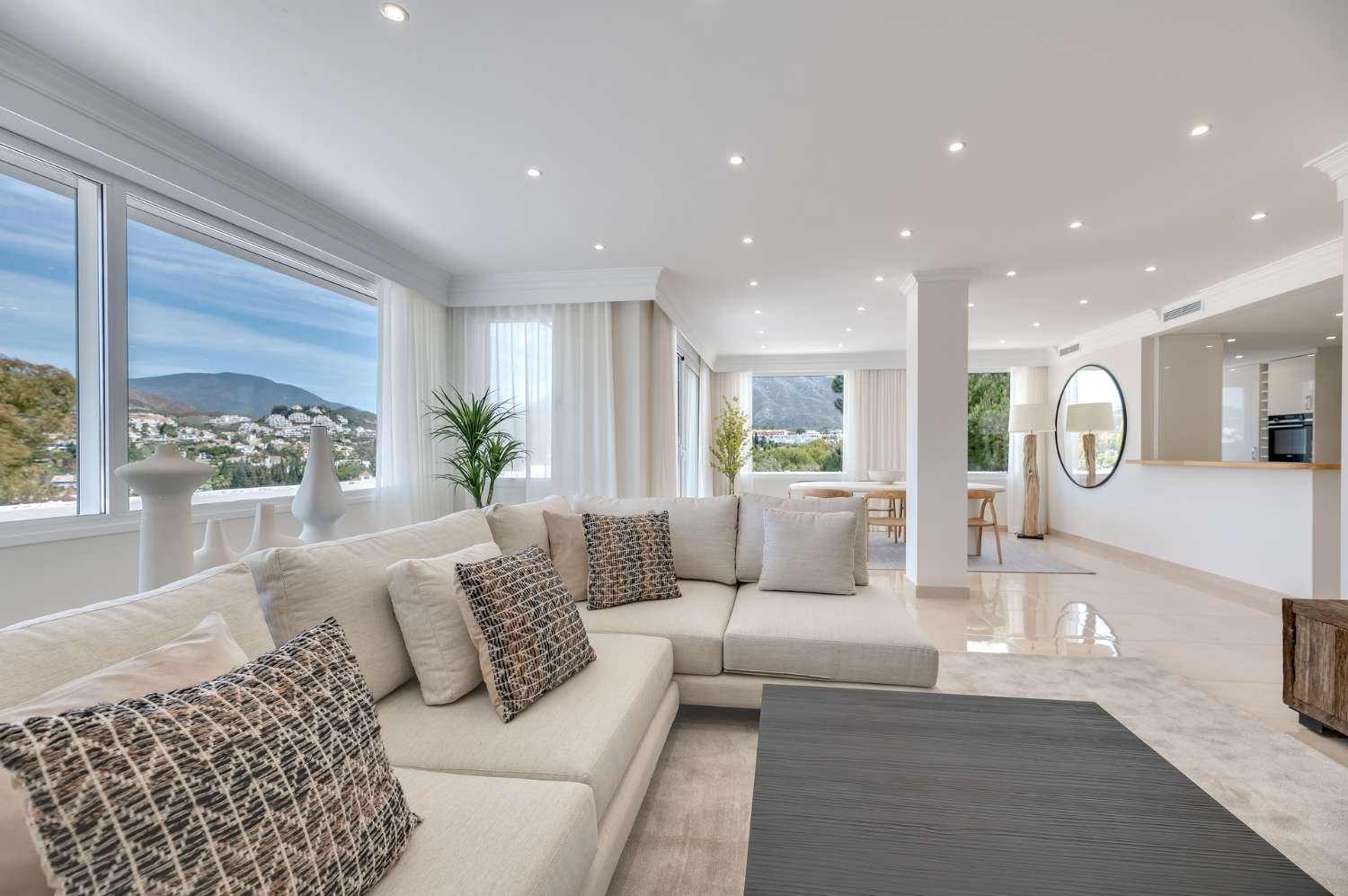 Immaculately newly finished penthouse with 360º views in the renowned golf valley