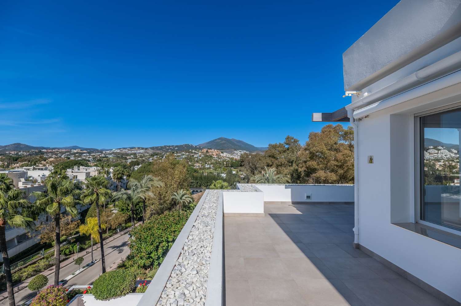 Immaculately newly finished penthouse with 360º views in the renowned golf valley