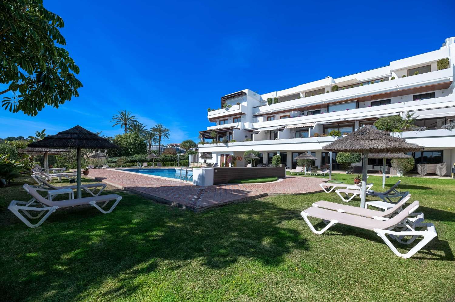 Immaculately newly finished penthouse with 360º views in the renowned golf valley