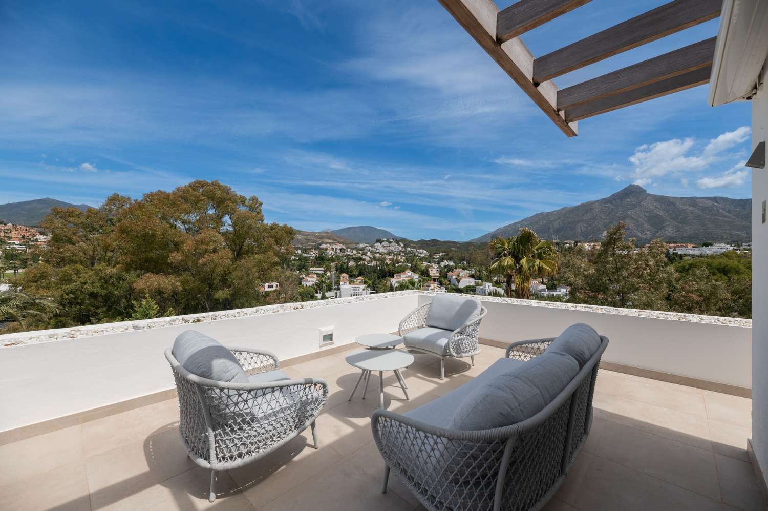 Immaculately newly finished penthouse with 360º views in the renowned golf valley