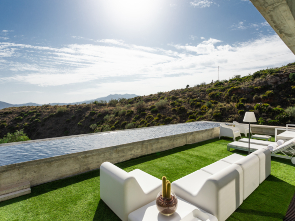 Luxe villa met eigentijdse stijl en minimalistisch design in Valtocado, Mijas