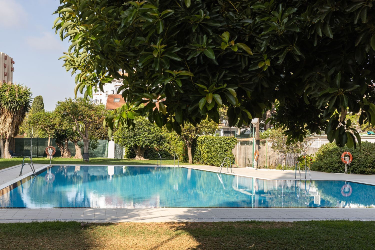 Dit charmante hoekappartement met 2 slaapkamers op de begane grond biedt voldoende leefruimte in Benalmádena