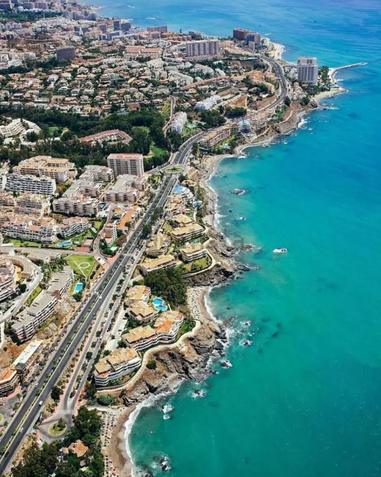 ¡Primera línea de playa con vistas frontales al mar!