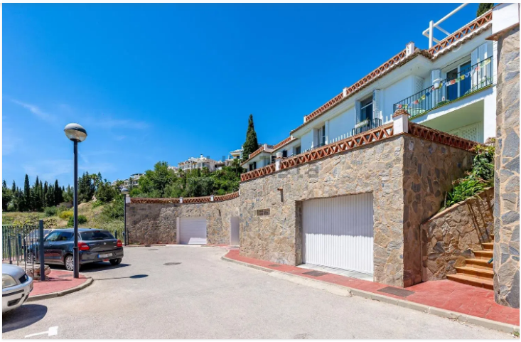 This beautiful semi-detached villa located near Benalmadena Pueblo