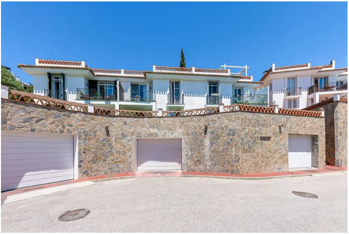 This beautiful semi-detached villa located near Benalmadena Pueblo