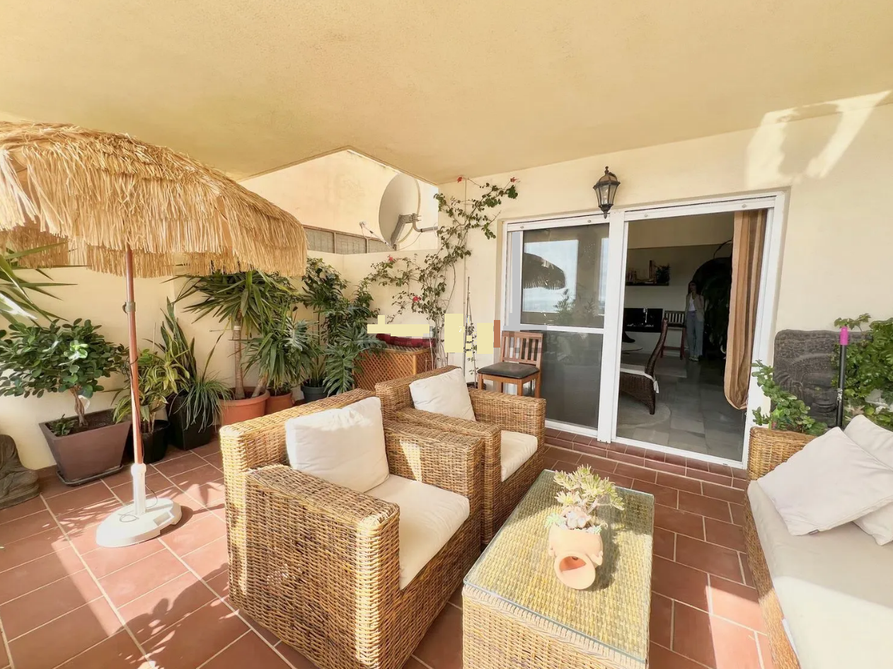 Het juweel van dit appartement is het grote terras, op slechts 7 minuten lopen van het strand