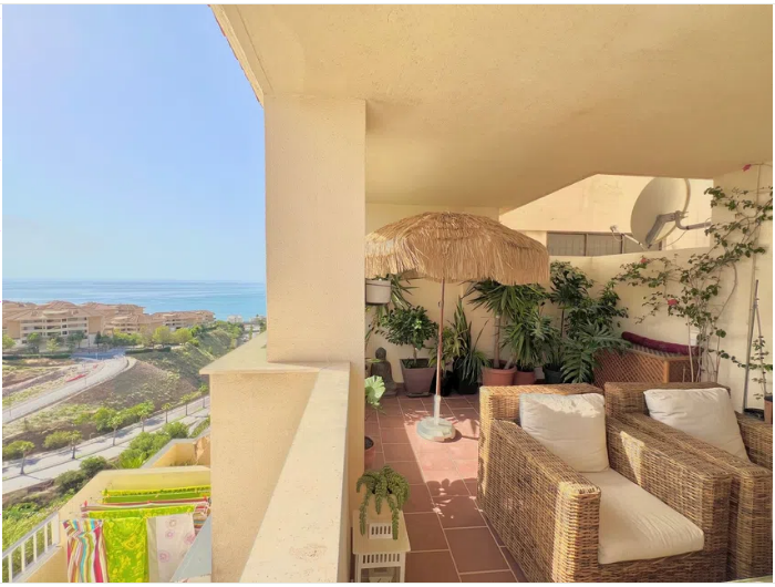 Le joyau de cet appartement est sa grande terrasse, à seulement 7 minutes à pied de la plage