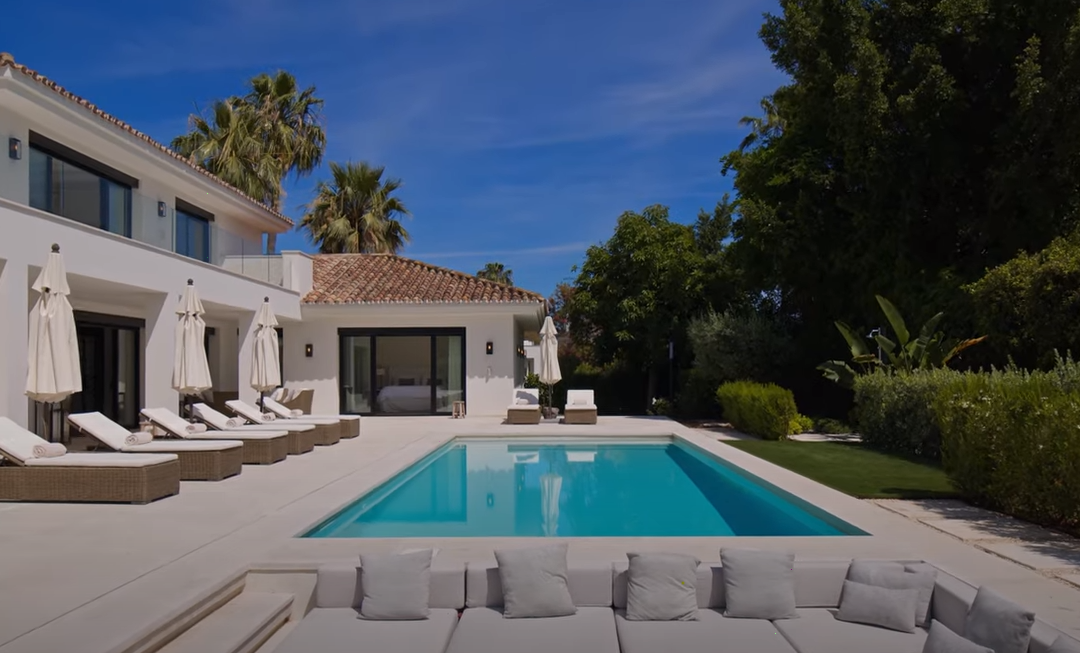 Deze villa is de perfecte balans tussen een rustige levensstijl en de nabijheid van het bruisende sociale leven van Marbella