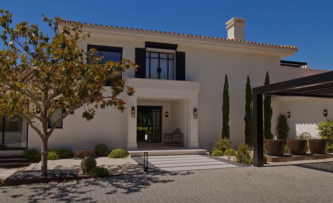 This villa is the perfect balance between a tranquil lifestyle and proximity to Marbella's vibrant social life