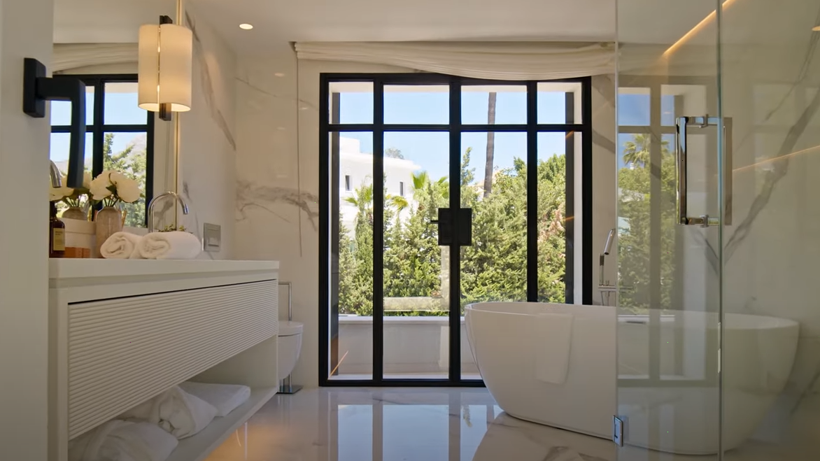 Cette villa est l’équilibre parfait entre un style de vie tranquille et la proximité de la vie sociale animée de Marbella