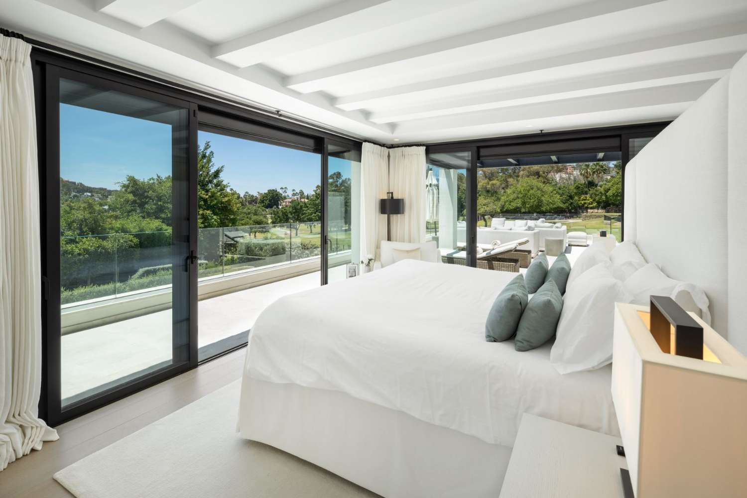 Cette villa est l’équilibre parfait entre un style de vie tranquille et la proximité de la vie sociale animée de Marbella